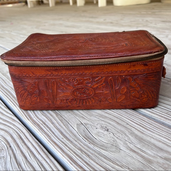 Vintage 1930s Mexico tooled leather box with acwalite celluloid brush shoehorn - Picture 3 of 16